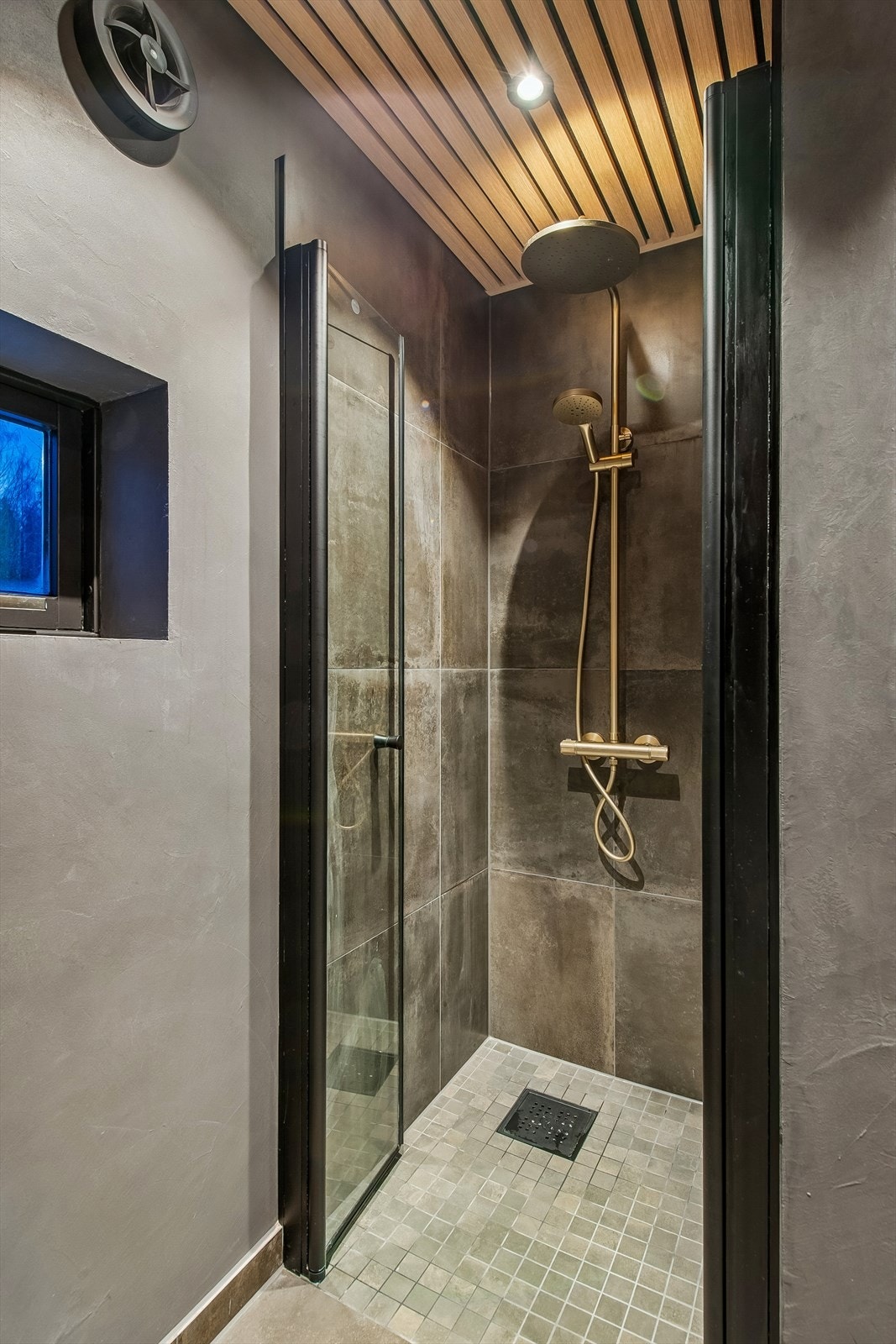 Dusjnisjen er praktisk utformet med innfellbare glassdører og vegghengt dusjbatteri. Galleribilde