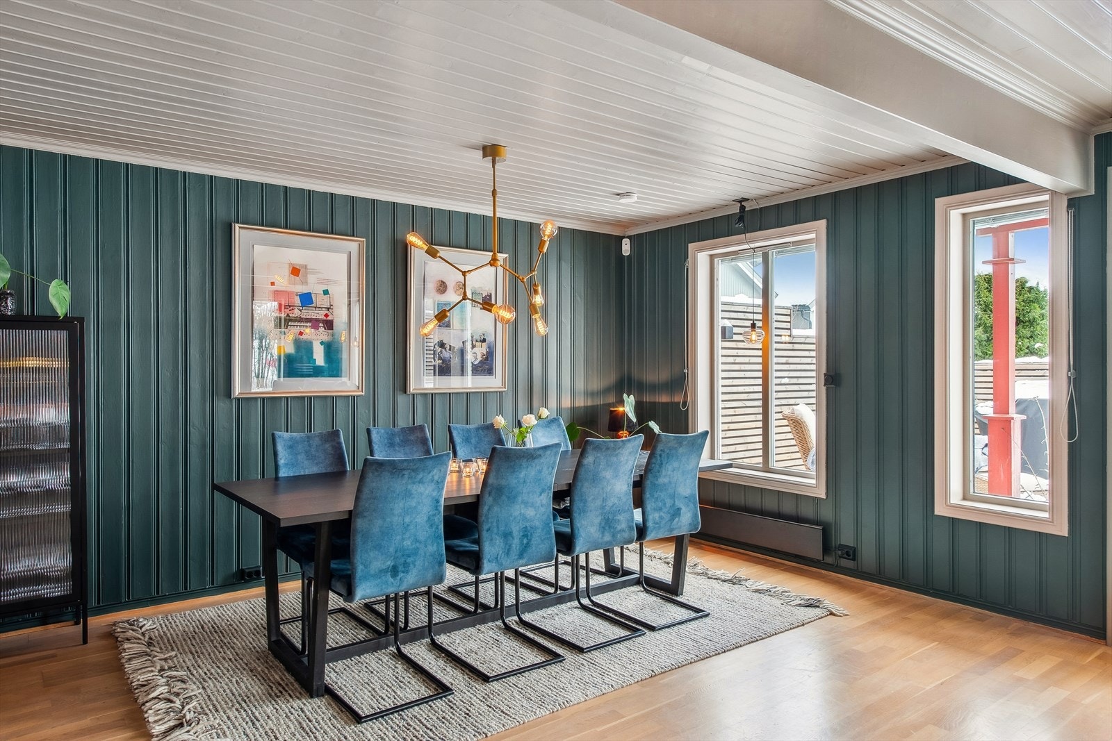 Spisestuen er en naturlig del av oppholdsrommet med god plass for sosiale sammenkomster. Galleribilde