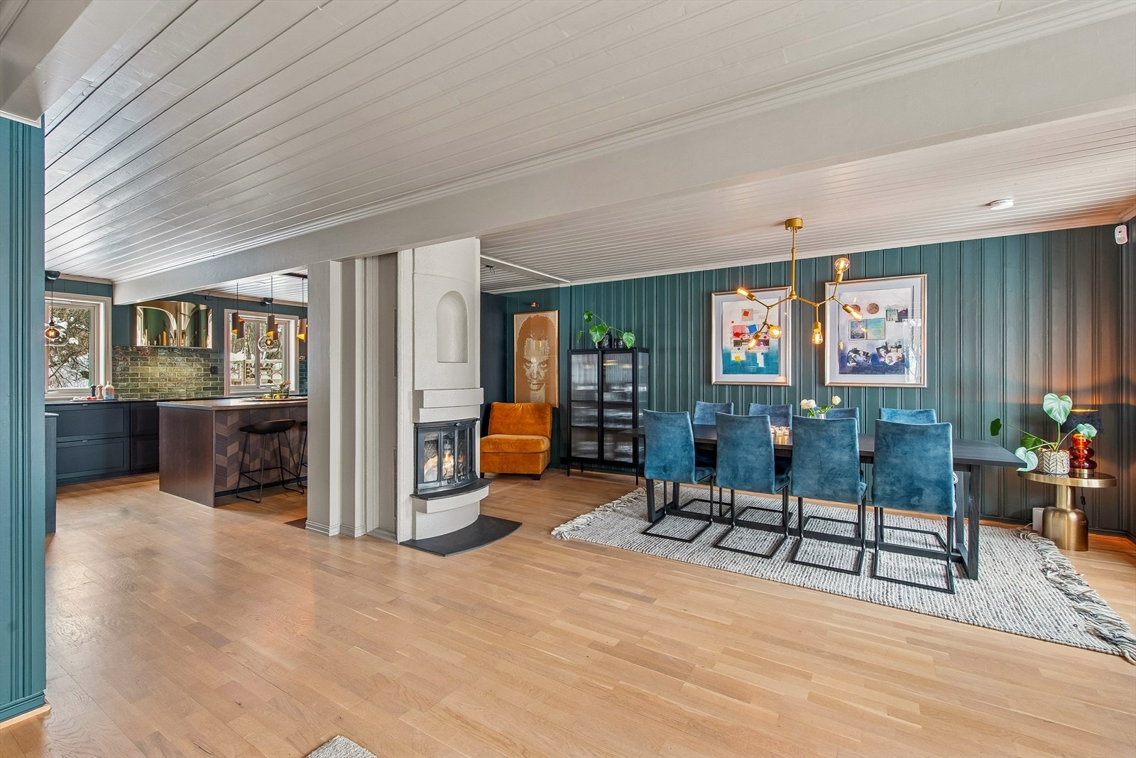 Stue og kjøkken danner en sosial sone med åpen løsning mellom rommene. En peisinnsats fra Jøtul gir god varme og en hyggelig stemning. Galleribilde