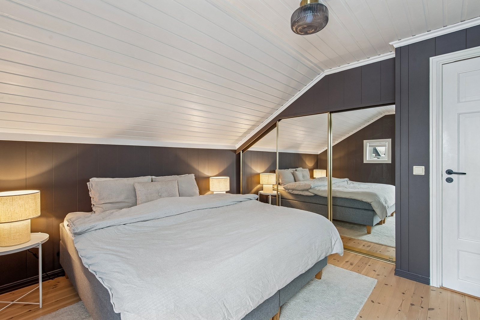 Rommet har god plass til dobbeltseng og er utstyrt med en romslig skyvedørsgarderobe. Galleribilde