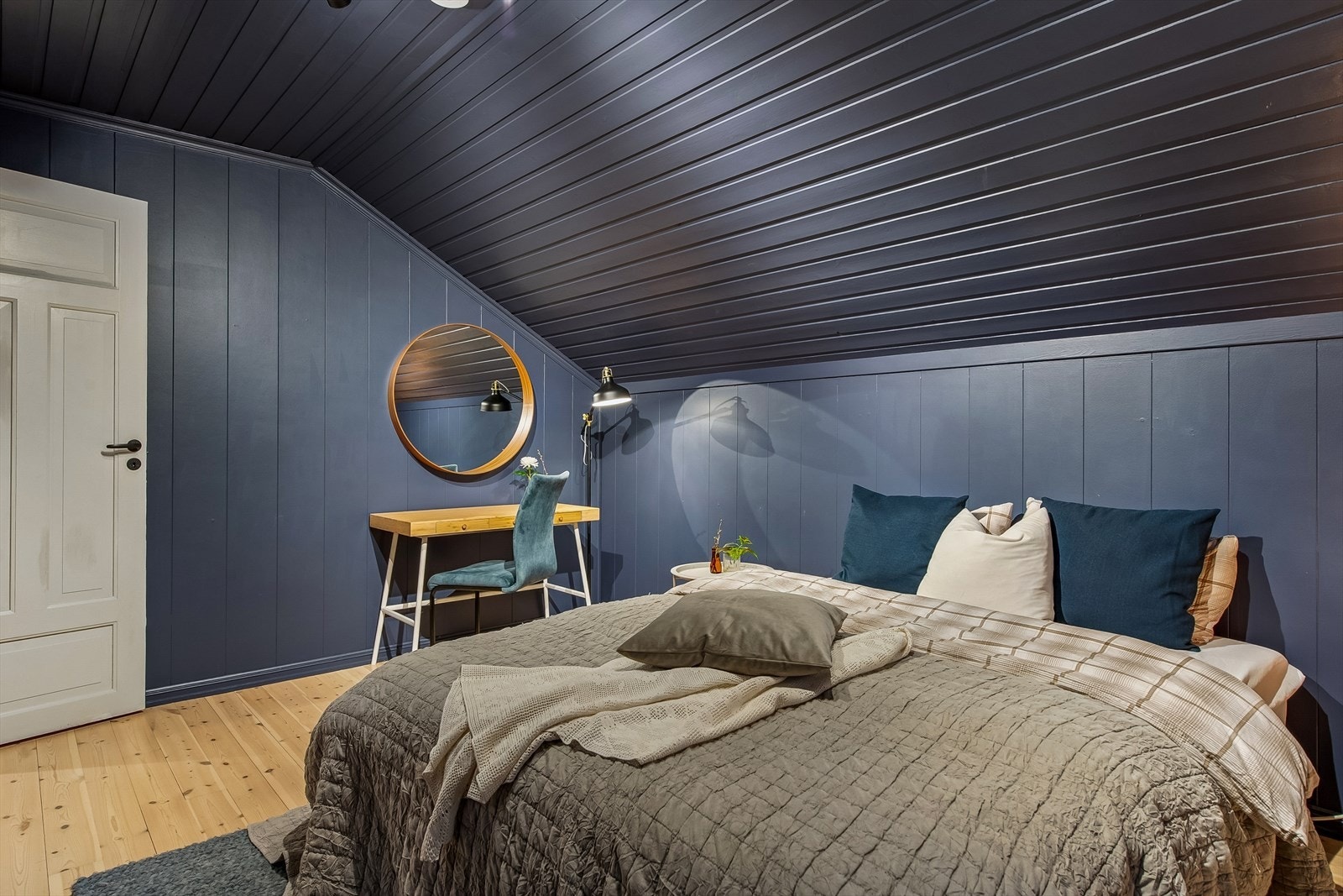 Boligens tredje soverom har også en god størrelse, med plass til seng og garderobeløsninger. Galleribilde