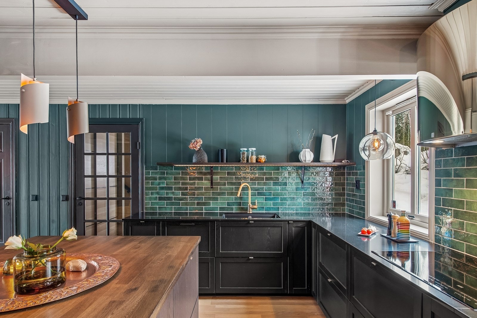 Benkeplatene er en kombinasjon av slitesterk kompositt og heltre, som gir rikelig med arbeidsflate. Galleribilde