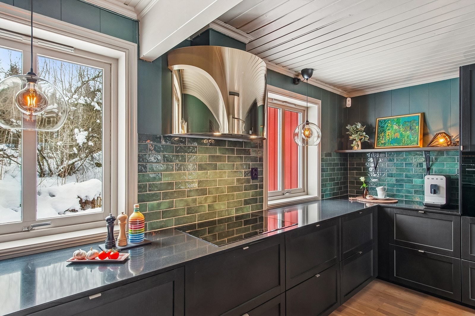 Her er det god skap- og benkeplass, med integrert platetopp og mekanisk avtrekk. Galleribilde