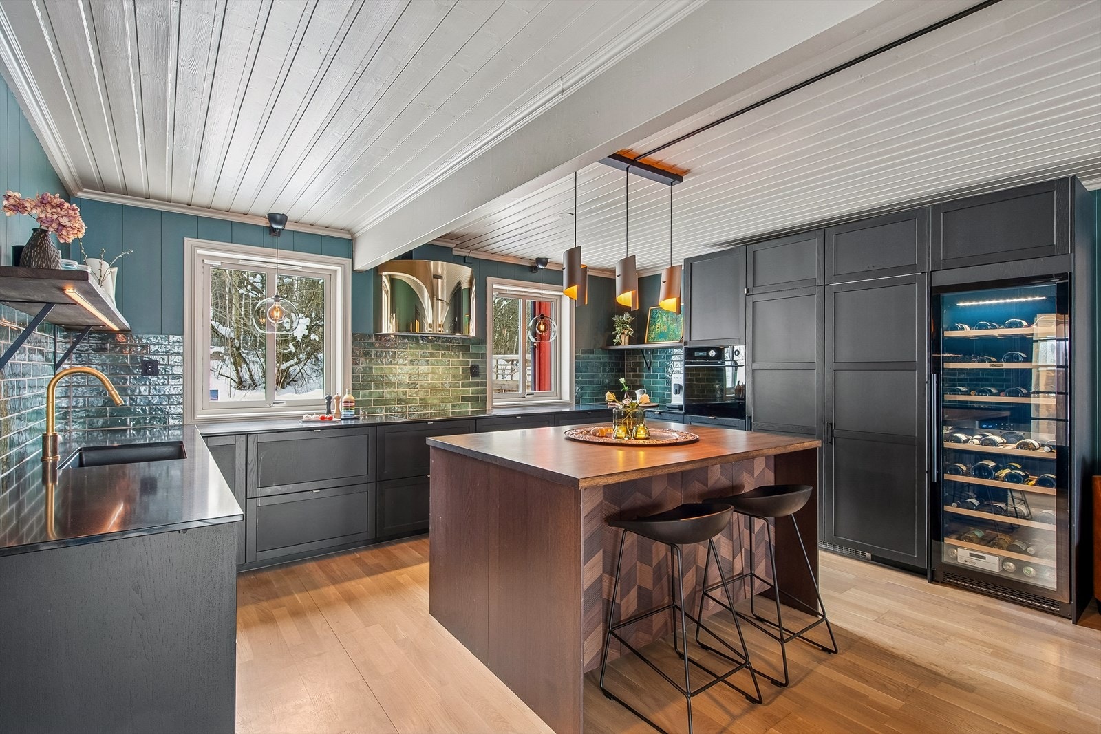 Kjøkkenet er rikelig utstyrt med integrerte hvitevarer, inkludert et eget vinskap. Galleribilde