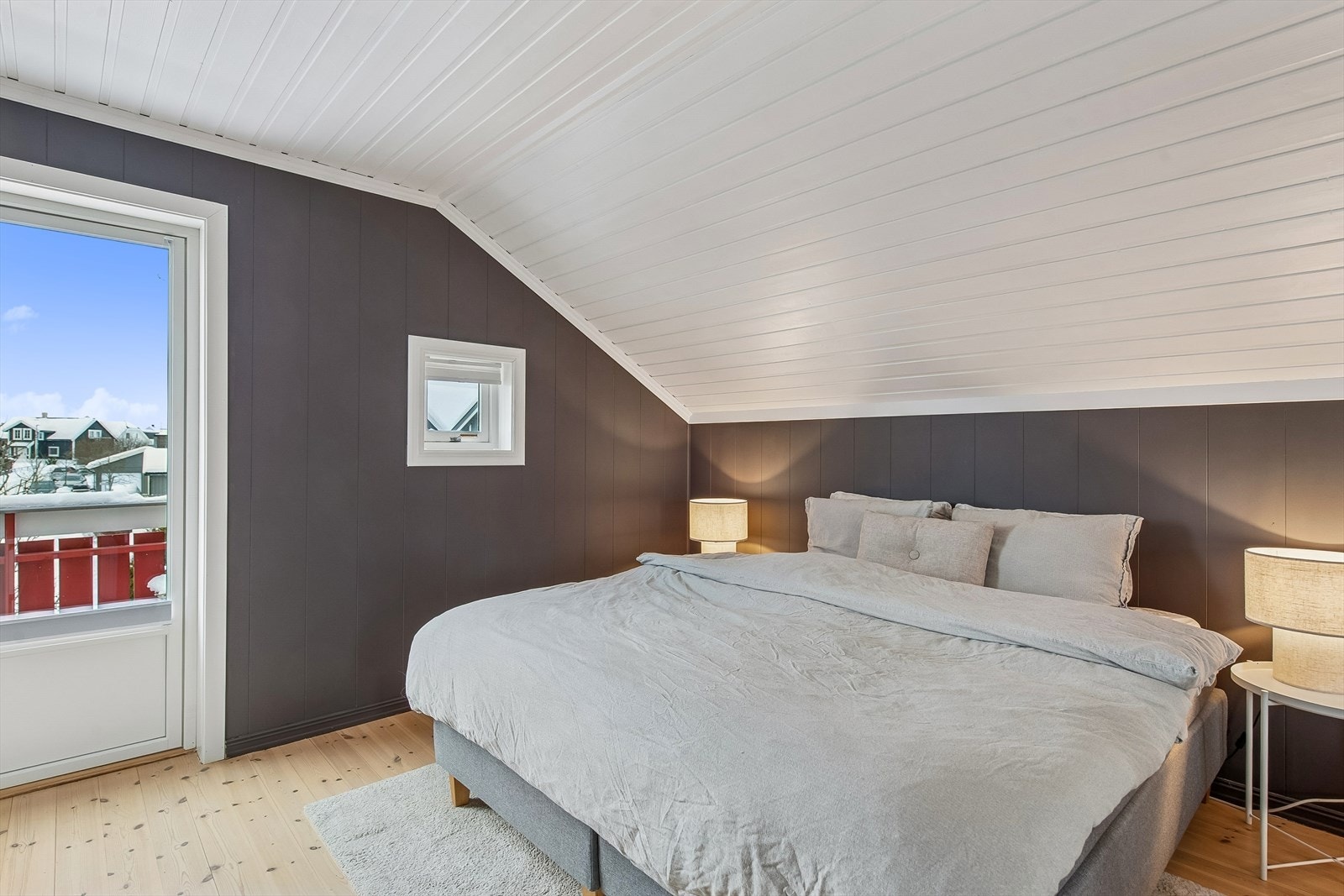 Hovedsoverommet er av god størrelse og har utgang til en balkong på 6 m². Galleribilde