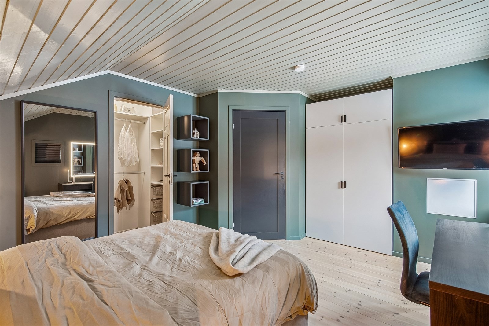 Dette soverommet har et praktisk walk-in closet for effektiv oppbevaring. Galleribilde