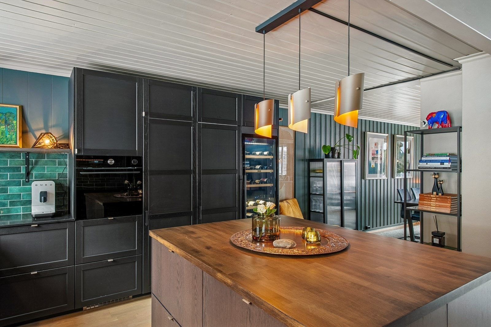 En flott kjøkkenøy med spiseplass danner et naturlig skille mot stuen. Galleribilde