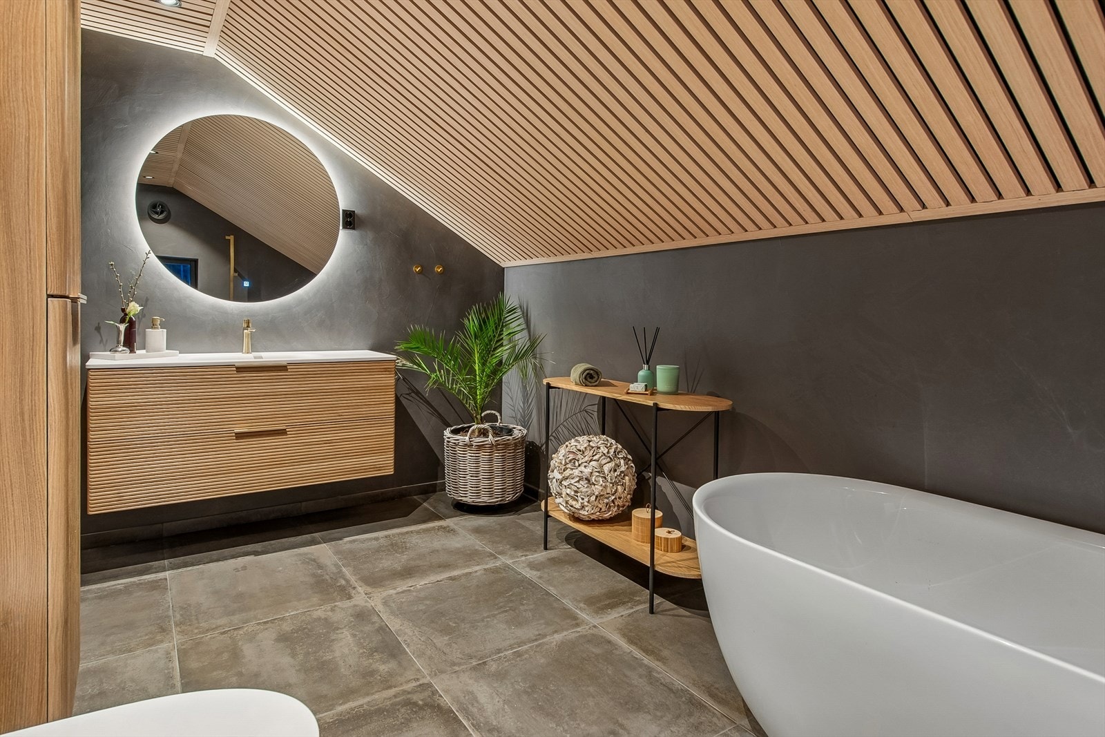 Badet i 2. etasje ble omfattende pusset opp i 2024/2026 og har en moderne og gjennomført stil. Galleribilde