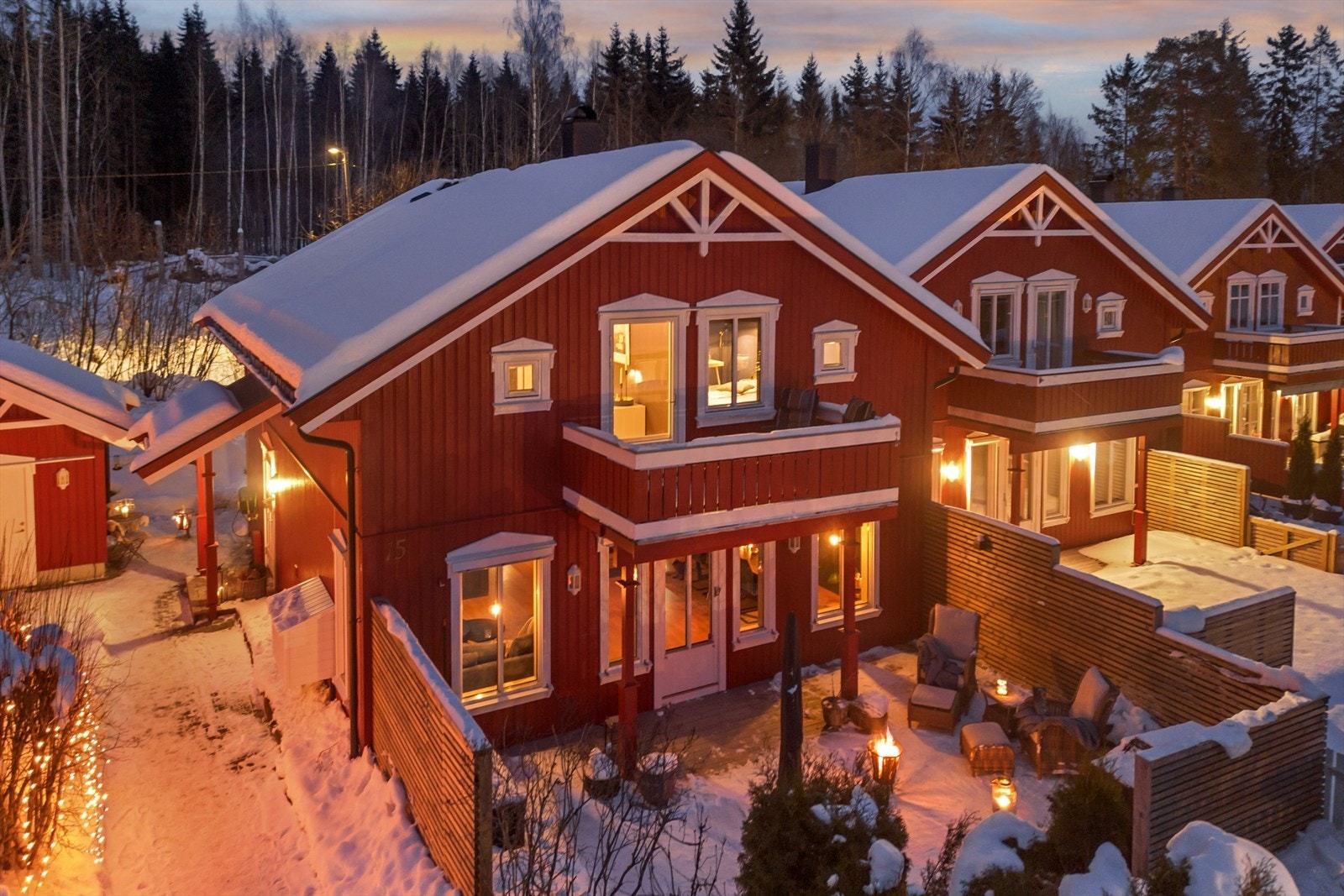 En tiltalende enebolig i kjede med en skjermet og flott beliggenhet på Volljordet. Galleribilde