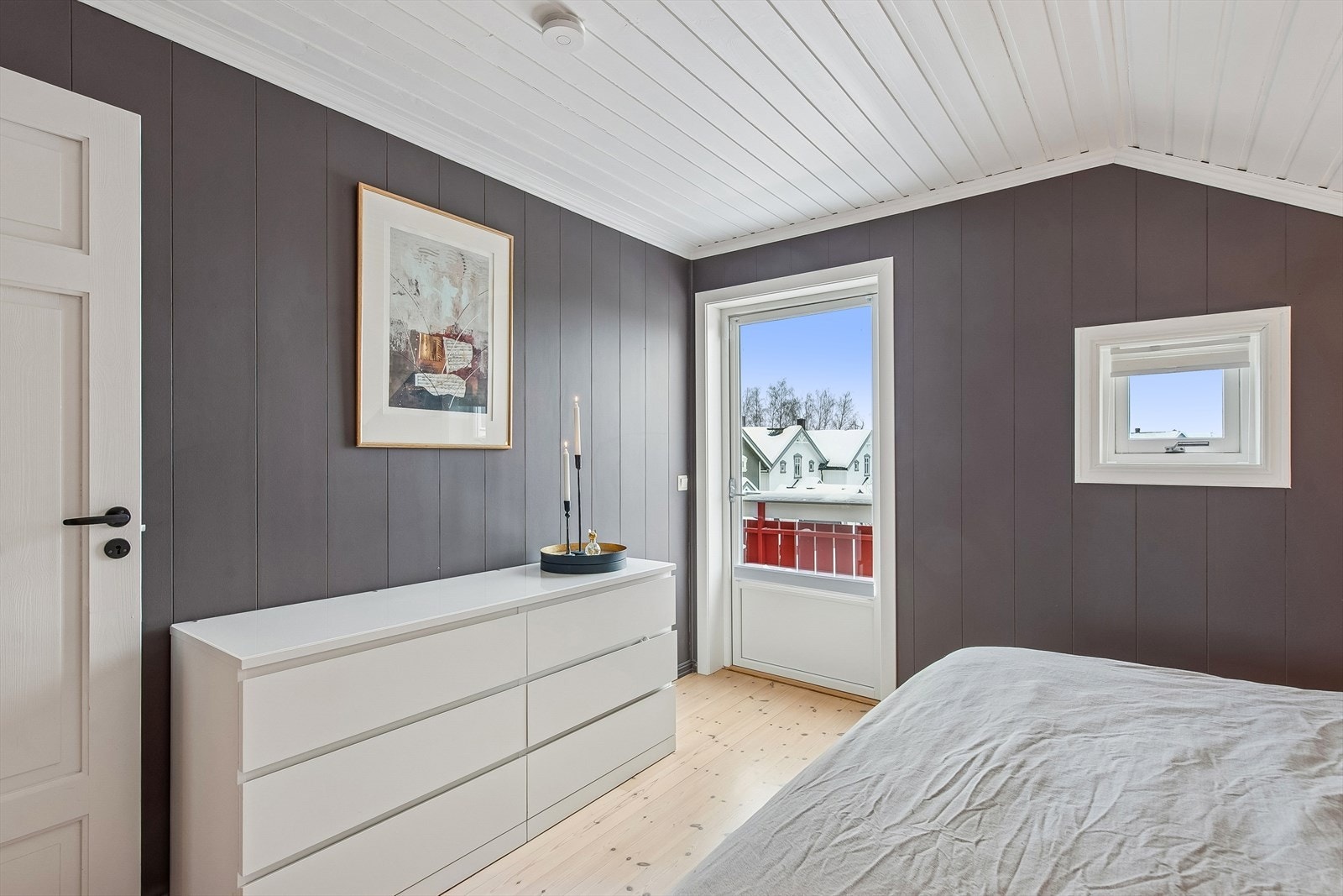 De malte overflatene og heltre gulvet gir rommet en lun og behagelig karakter. Galleribilde