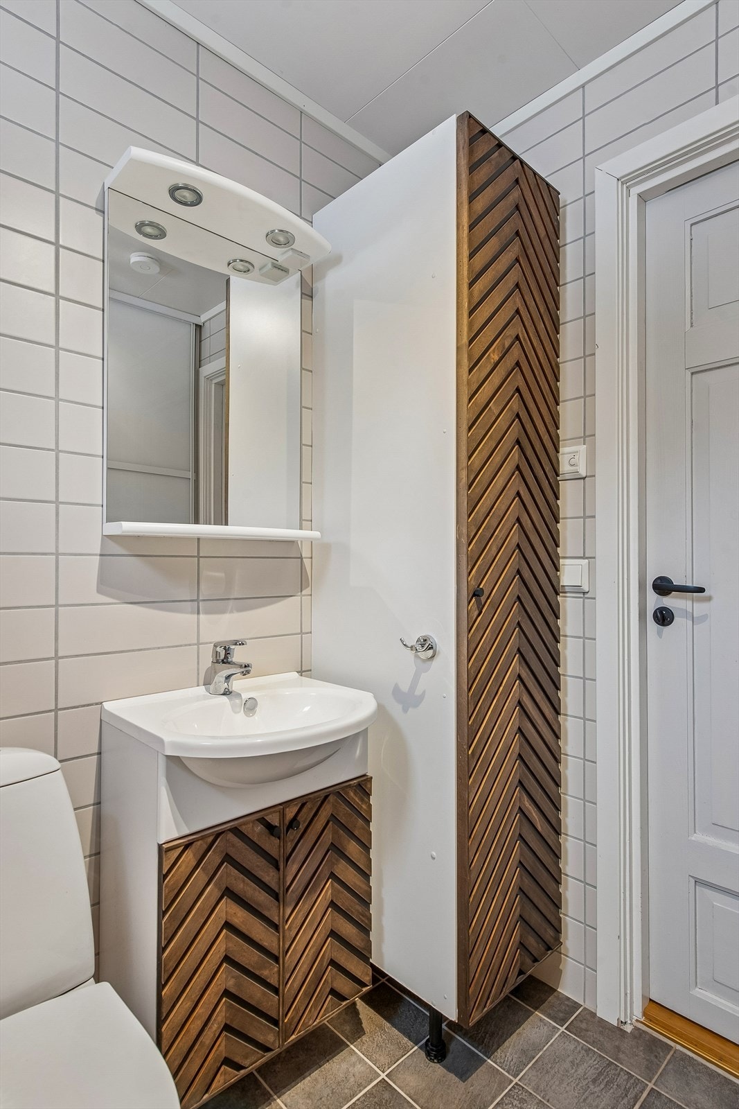 I første etasje er det et praktisk, kombinert vaskerom og toalettrom med flislagt gulv. Adkomst fra vindfanget. Galleribilde