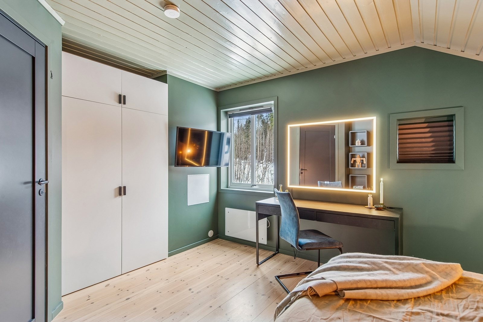 Et allsidig rom som enkelt kan tilpasses ulike behov, enten det er som soverom, gjesterom/kontor eller ekstra tv-stue. Galleribilde
