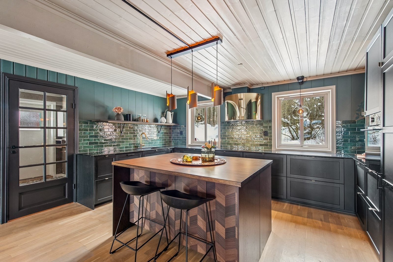 Det innholdsrike kjøkkenet ble modernisert i 2023 med en tidløs innredning fra Ikea. Galleribilde