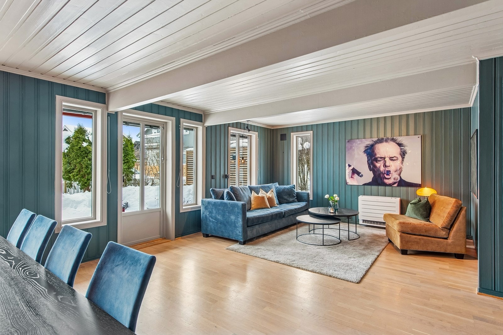 Fra stuen er det direkte utgang til en stor og skjermet terrasse på 39 m². Galleribilde