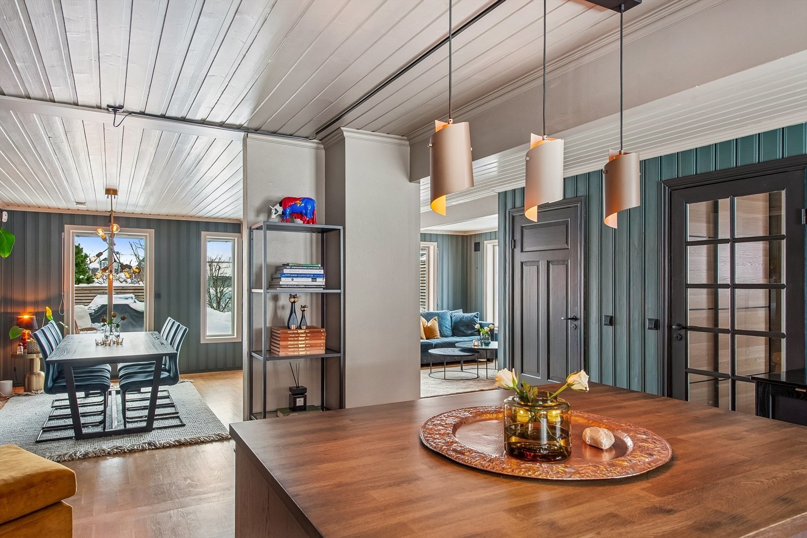 Fra vindfanget ledes du inn i boligens sosiale sone med en gjennomgående god og lun atmosfære. Galleribilde