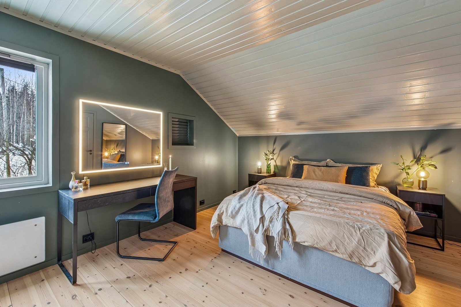 Soverom nummer 2 er også stort og lyst, med god plass til både seng og arbeidsplass. Galleribilde