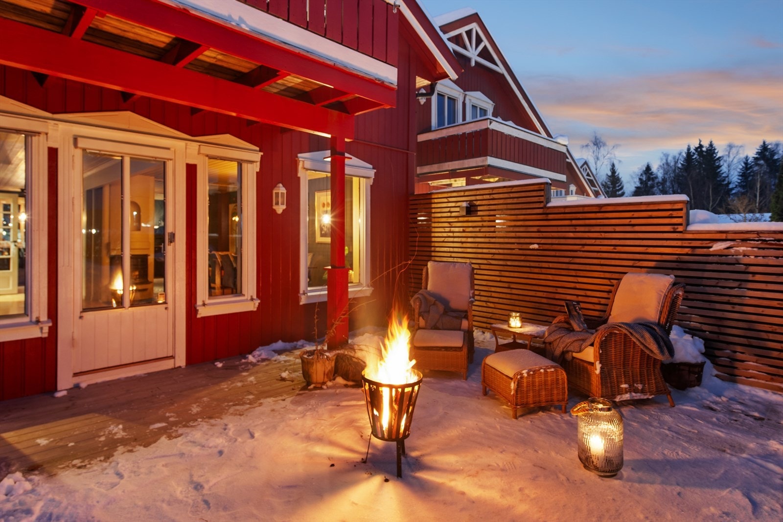 Den romslige terrassen på 39 m² har levegger som skaper en lun og privat utesone. Galleribilde