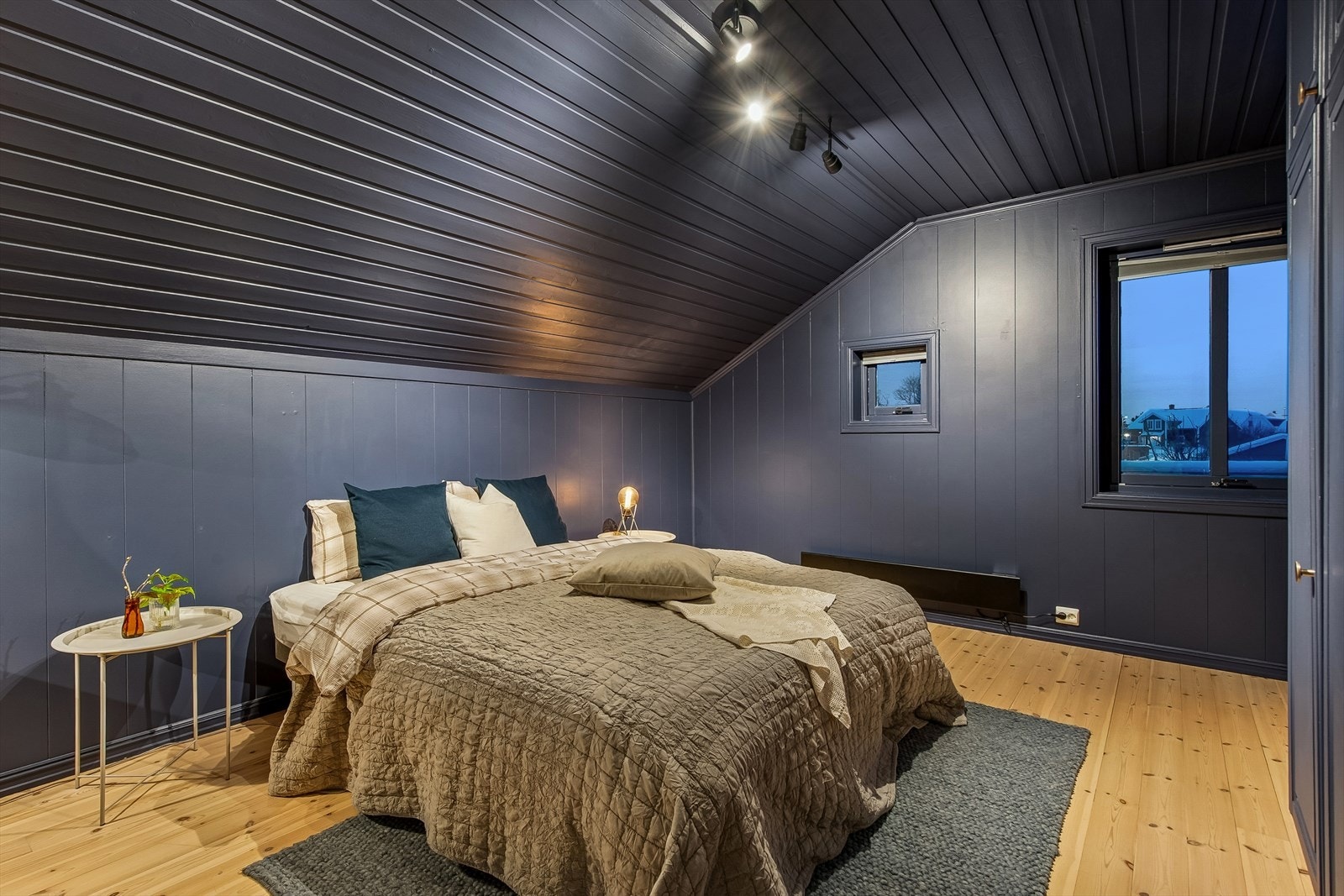 De mørke, malte flatene skaper en rolig og behagelig atmosfære i rommet. Galleribilde