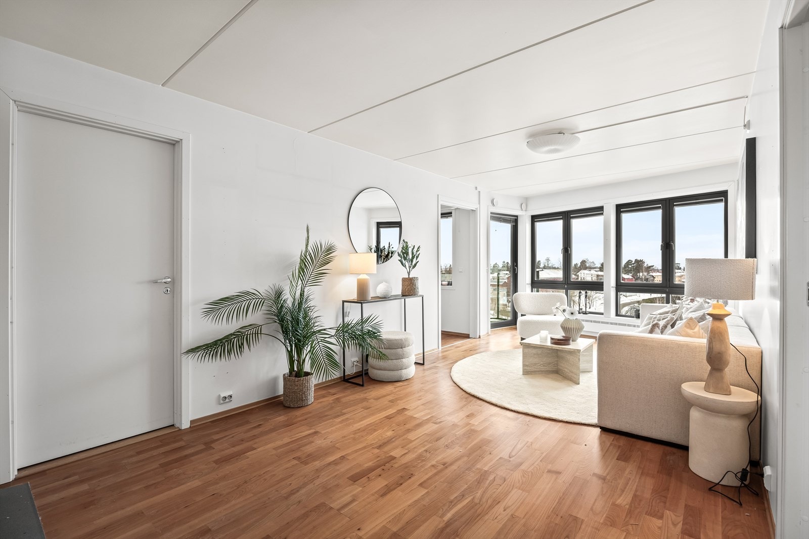 Leiligheten ligger i byggets 8. etasje i en nyere boligblokk fra 2005. Heis i bygget. Galleribilde