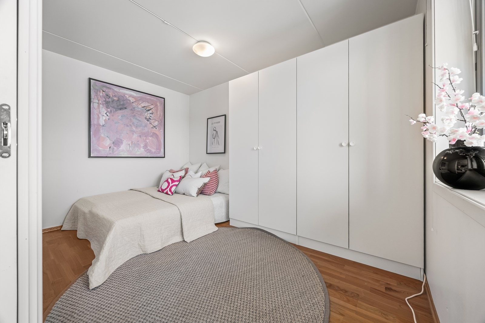 Hovedsoverommet har en stor garderobeløsning som gir rikelig med oppbevaringsplass. Galleribilde