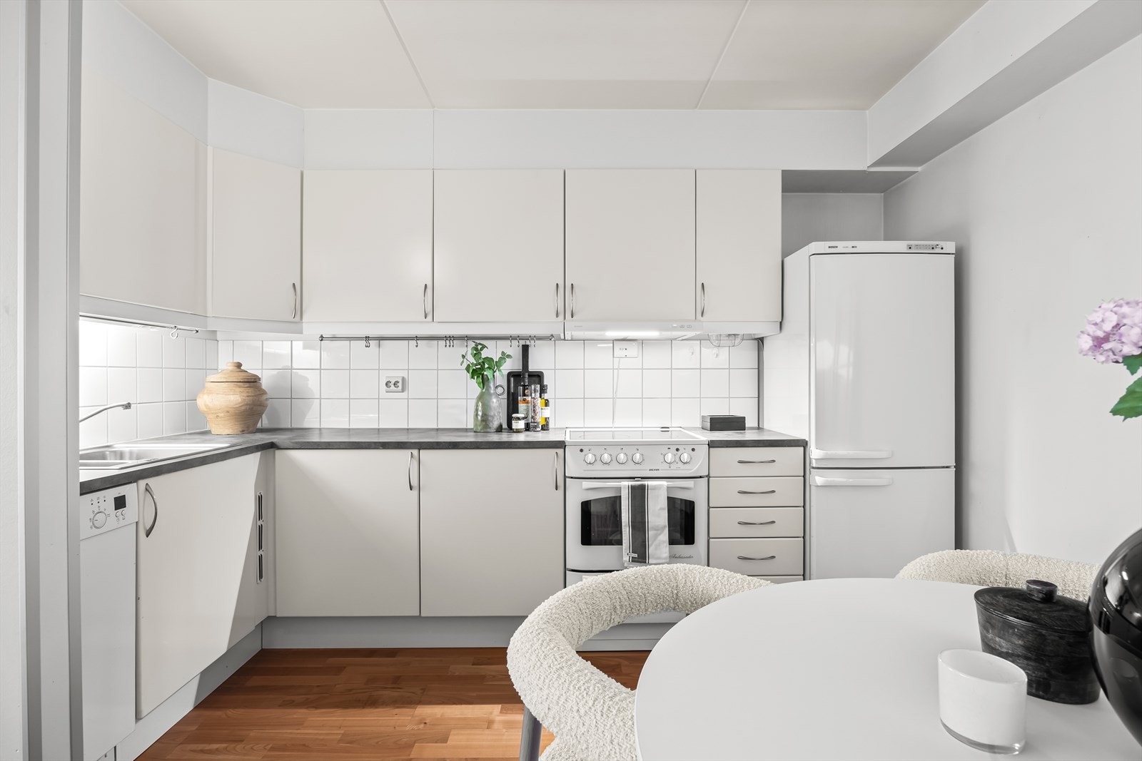 For ekstra trygghet er det etablert vannstoppsystem og komfyrvakt. Varmtvannstanken på ca. 120 liter fra 2014 er praktisk plassert i et benkeskap. Galleribilde