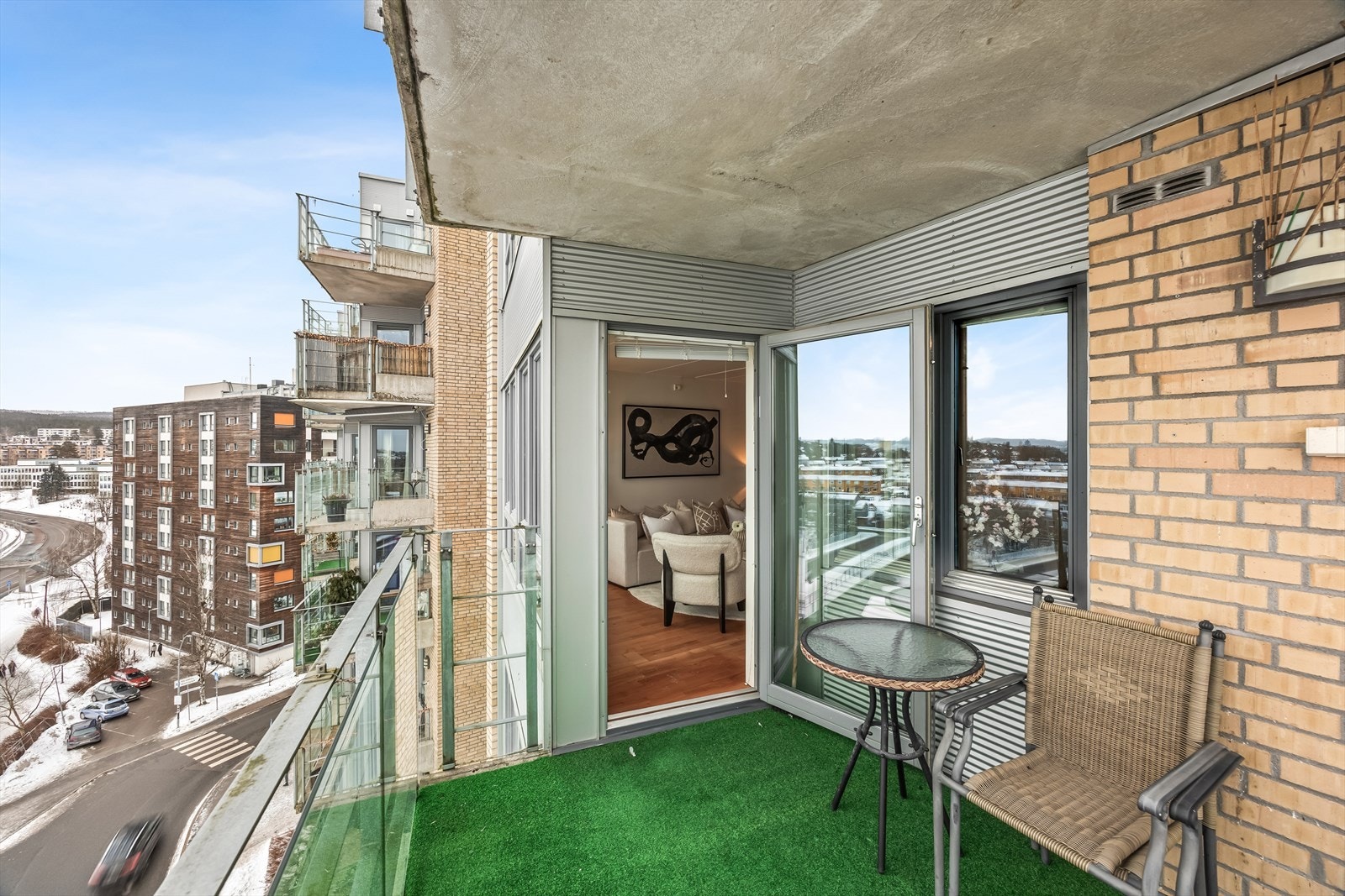 Balkongen har rekkverk i stålkonstruksjon med glassfelt, samt belysning og stikkontakt. Galleribilde