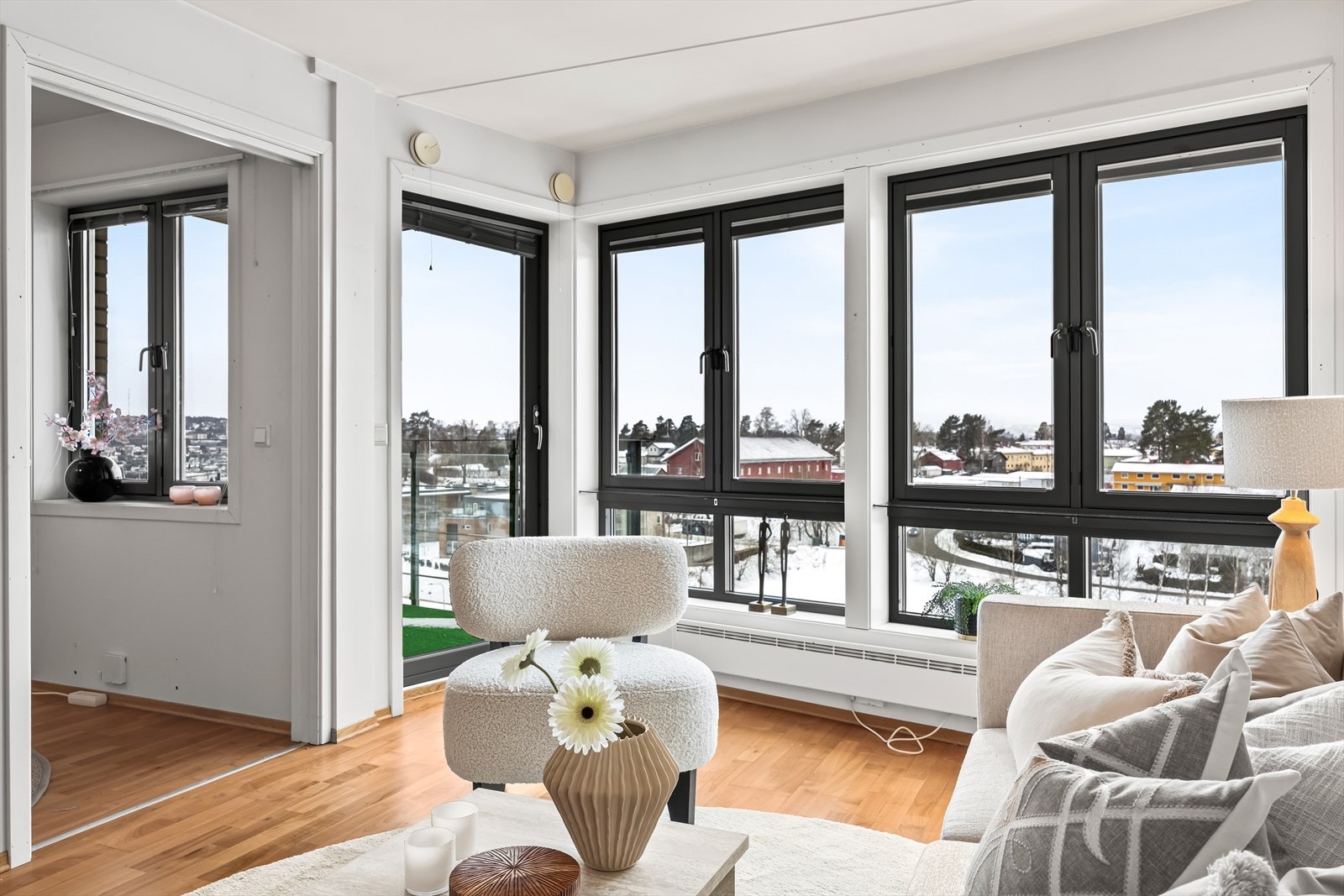 Store vindusflater gir fantastisk lysinnslipp. Galleribilde