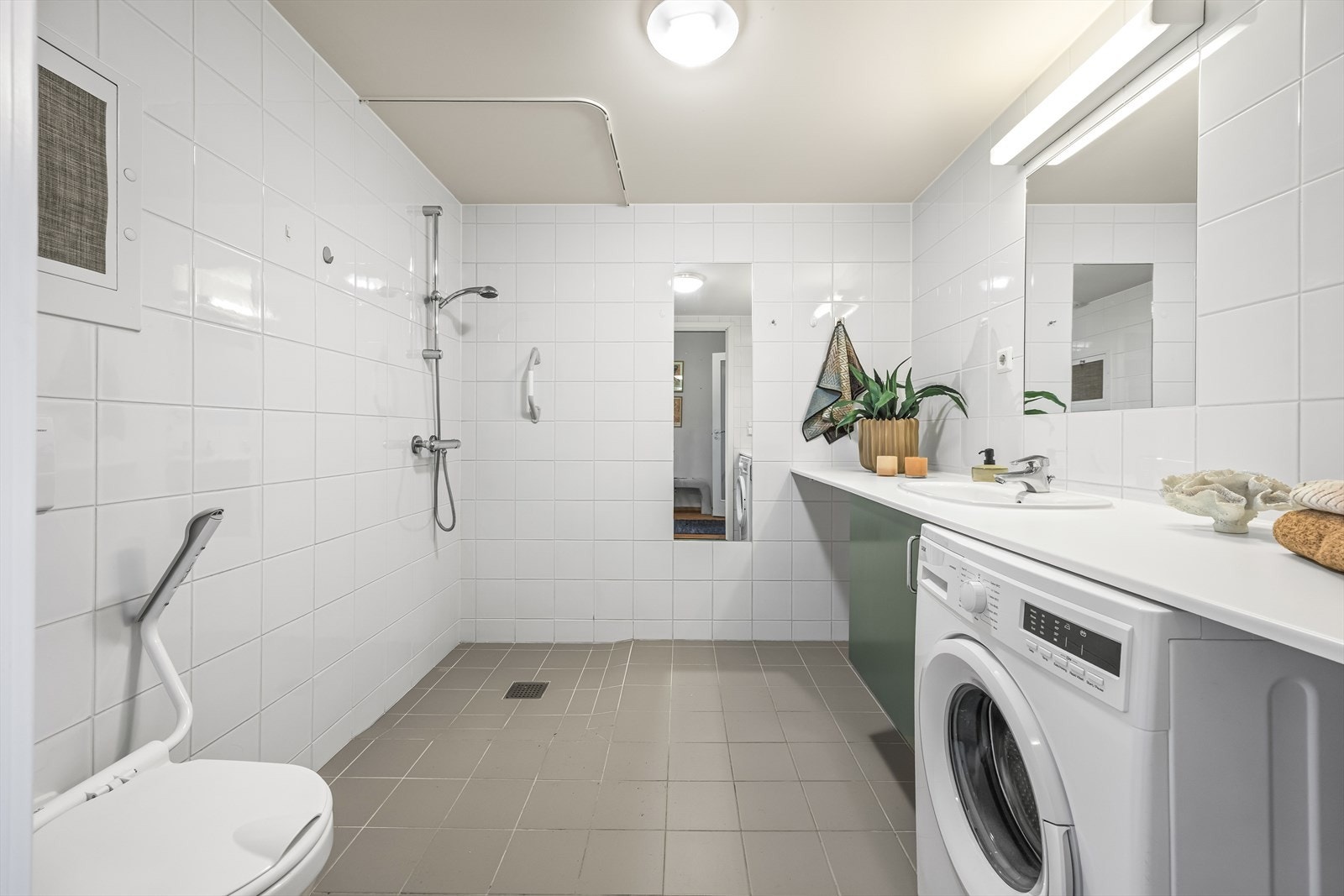 Rommet er innredet med servant, vegghengt toalett og et dusjhjørne. Det er også opplegg for vaskemaskin. Ventilasjonen er mekanisk. Galleribilde