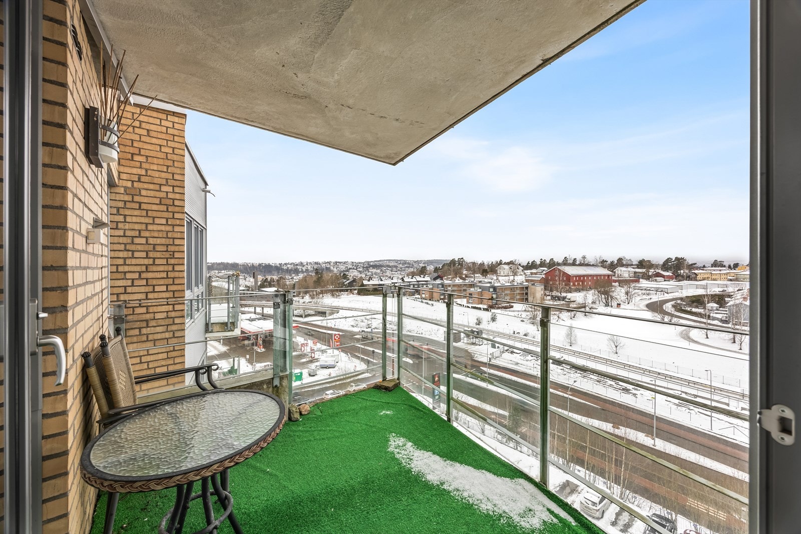 Fra stuen er det direkte utgang til den nordvest-vendte balkongen på 6 m². Galleribilde