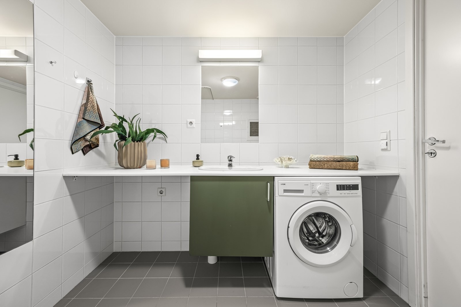 Flislagt baderom fra 2005 med elektriske varmekabler i gulv og malt himling. Galleribilde