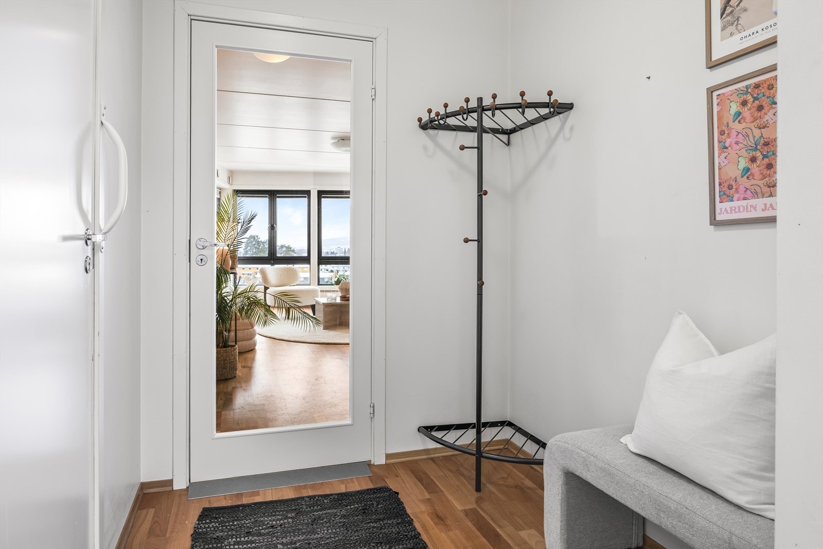 Fra entréen åpner leiligheten seg opp med siktlinje gjennom stuen. Galleribilde