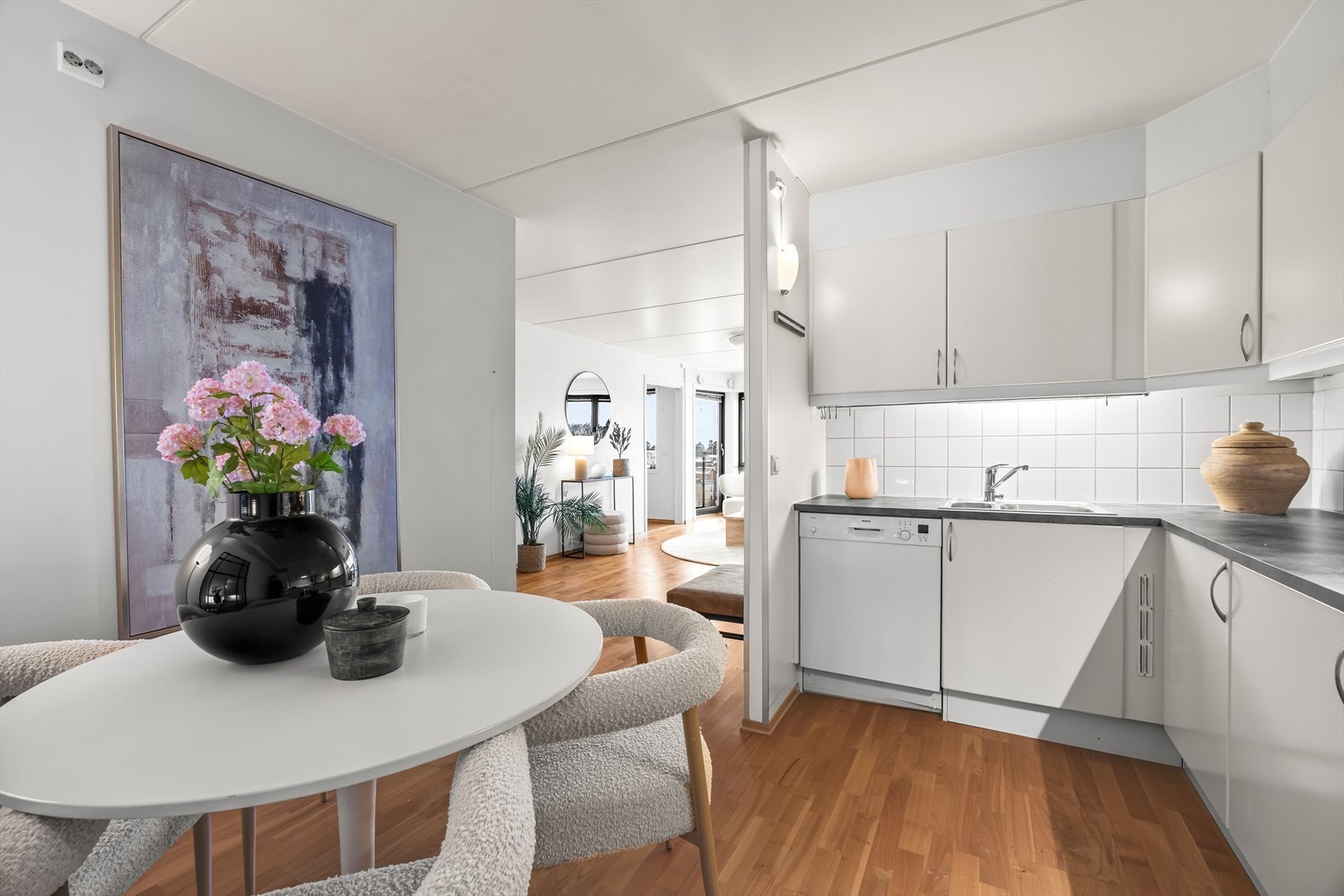 Kjøkkenet har en funksjonell innredning med glatte fronter og laminatbenkeplate. Galleribilde