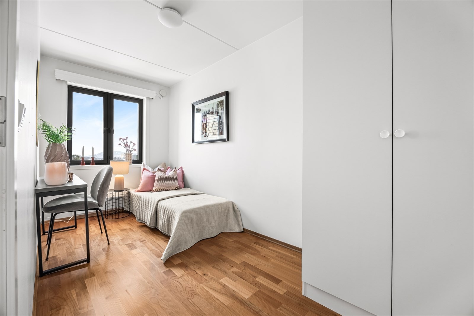 Det andre soverommet egner seg godt som barnerom eller kontor, og har også garderobeskap. Galleribilde