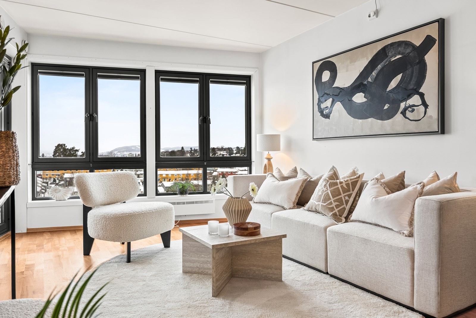 Vinduene med tolags isolerglass er fra 2004 og bidrar til god termisk komfort. Galleribilde