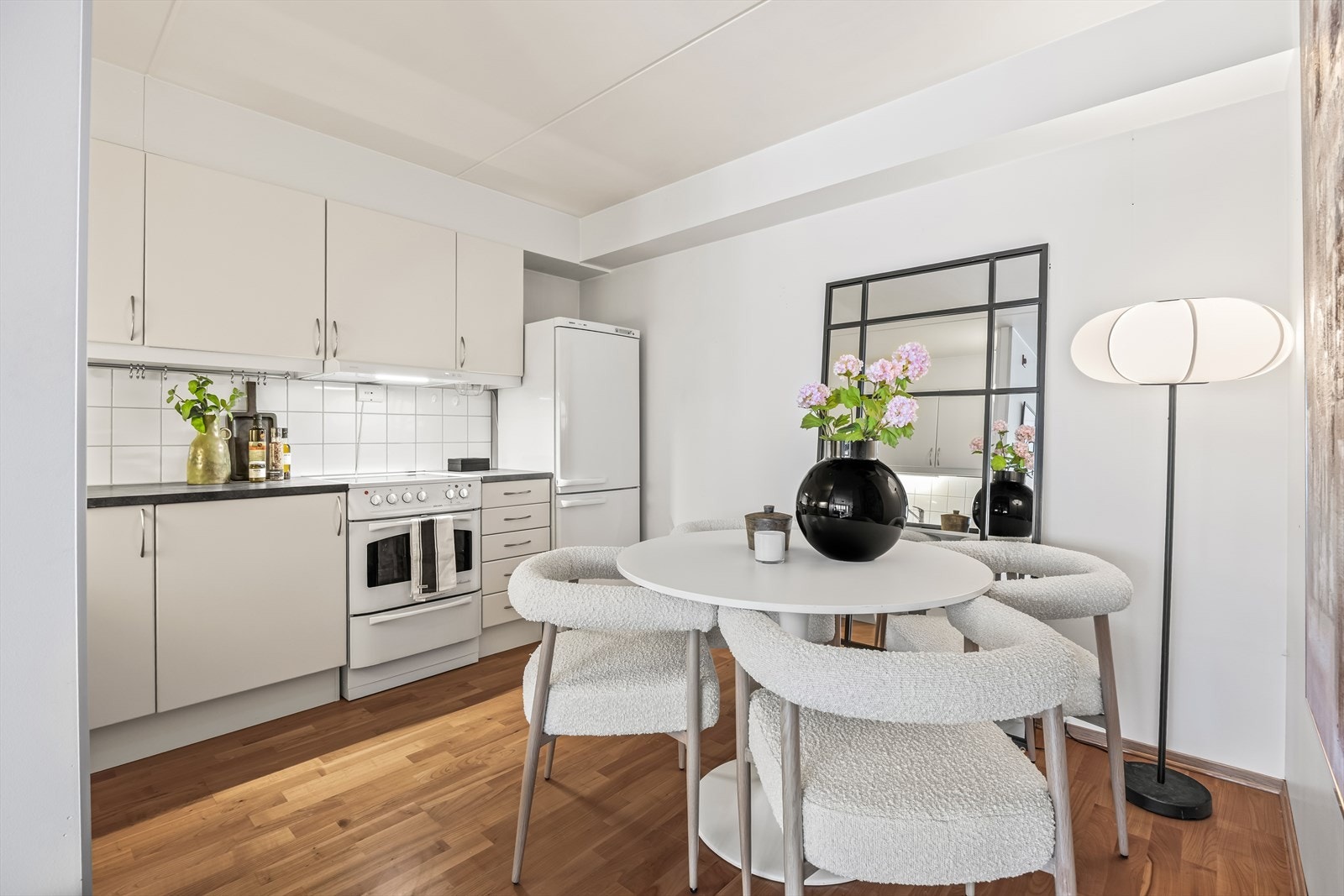 Veggen over benken er flislagt. Kjøkkenet er utstyrt med oppvaskmaskin, frittstående kjøl-/fryseskap og komfyr. Galleribilde