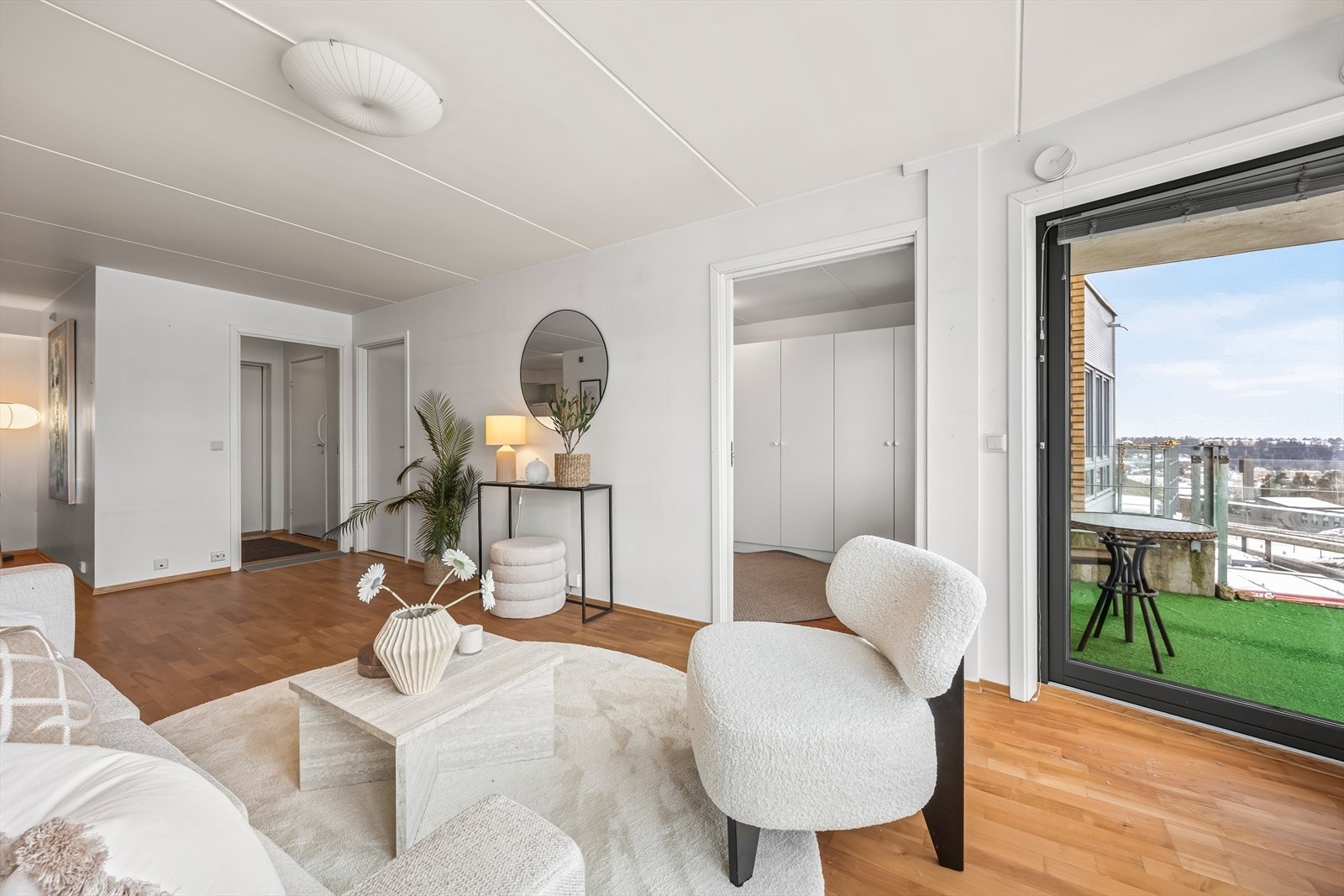 Gjennomgående parkett på gulv og malte flater skaper et helhetlig uttrykk. Galleribilde