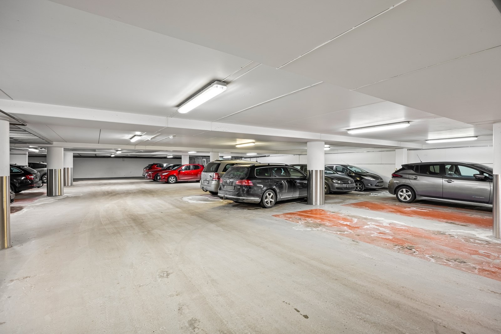 Borettslaget har garasjeplasser som leies ut etter ventelister. De som ønsker plass kan ta kontakt med styret. Galleribilde