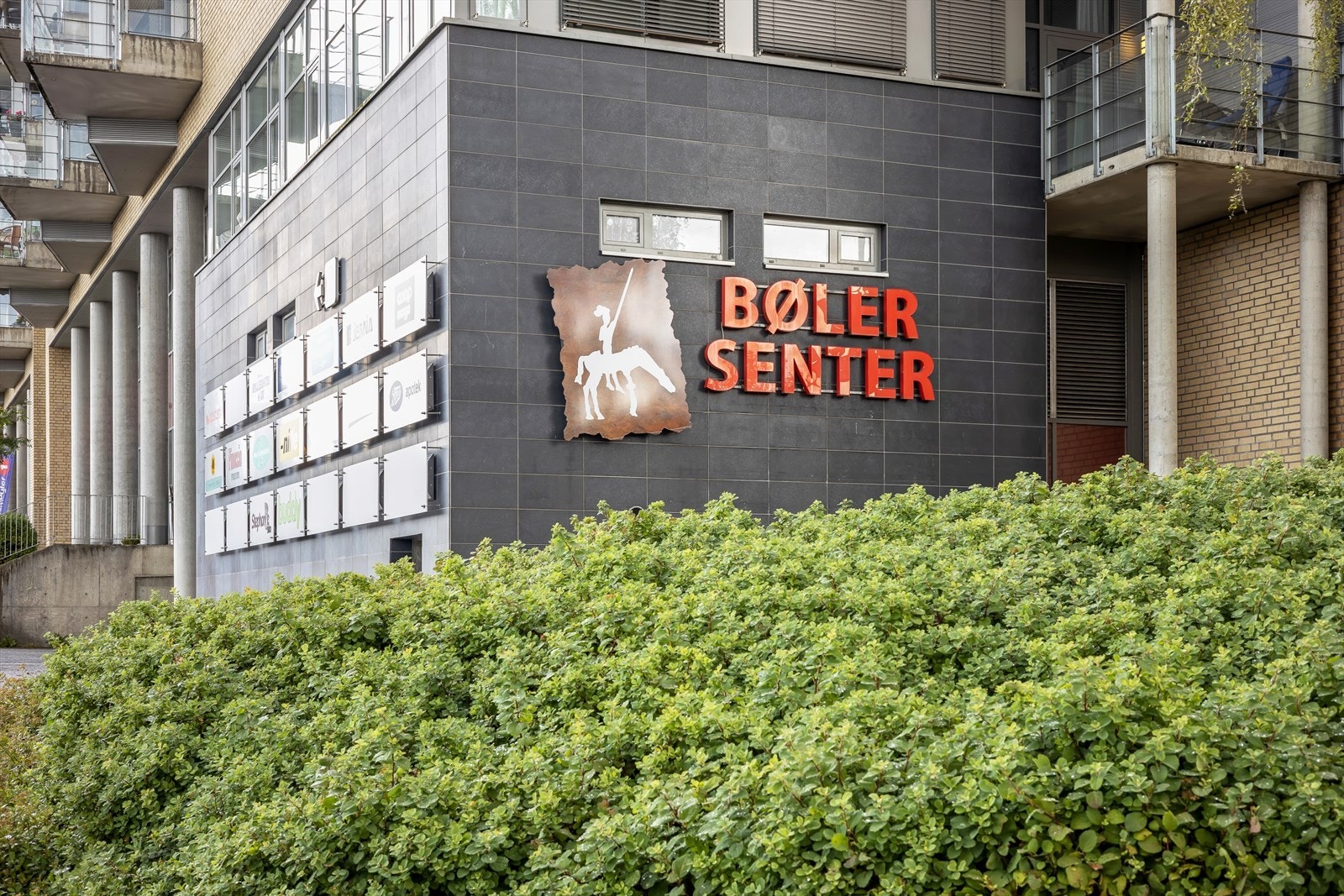 Leiligheten ligger over Bøler Senter, med et bredt utvalg av butikker og tjenester. Galleribilde
