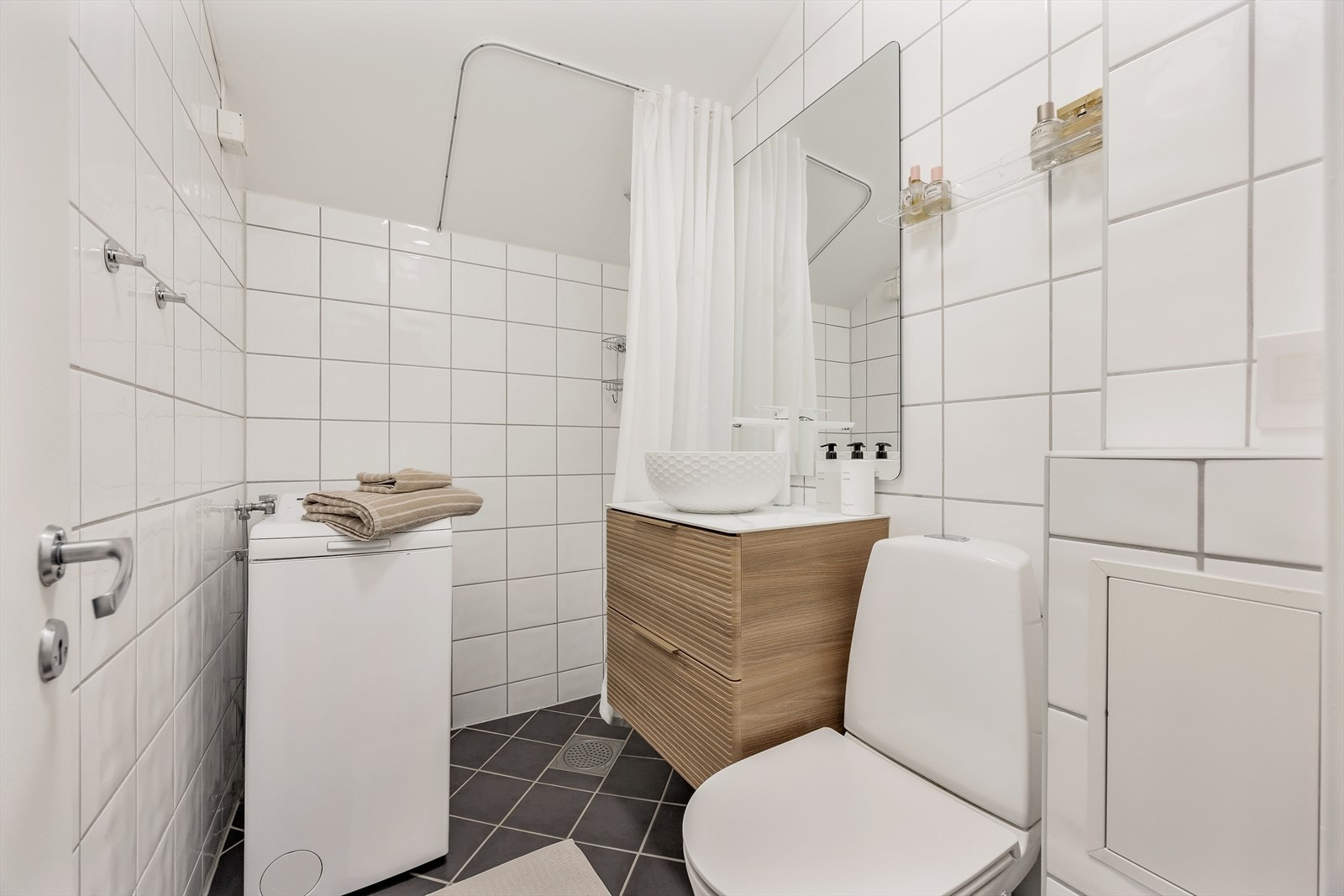 Badet er helfliset og har opplegg for vaskemaskin. Galleribilde