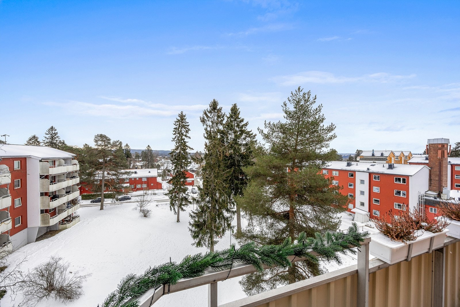 Fra leiligheten er det utsyn over nærområdets grønne og luftige fellesarealer. Galleribilde