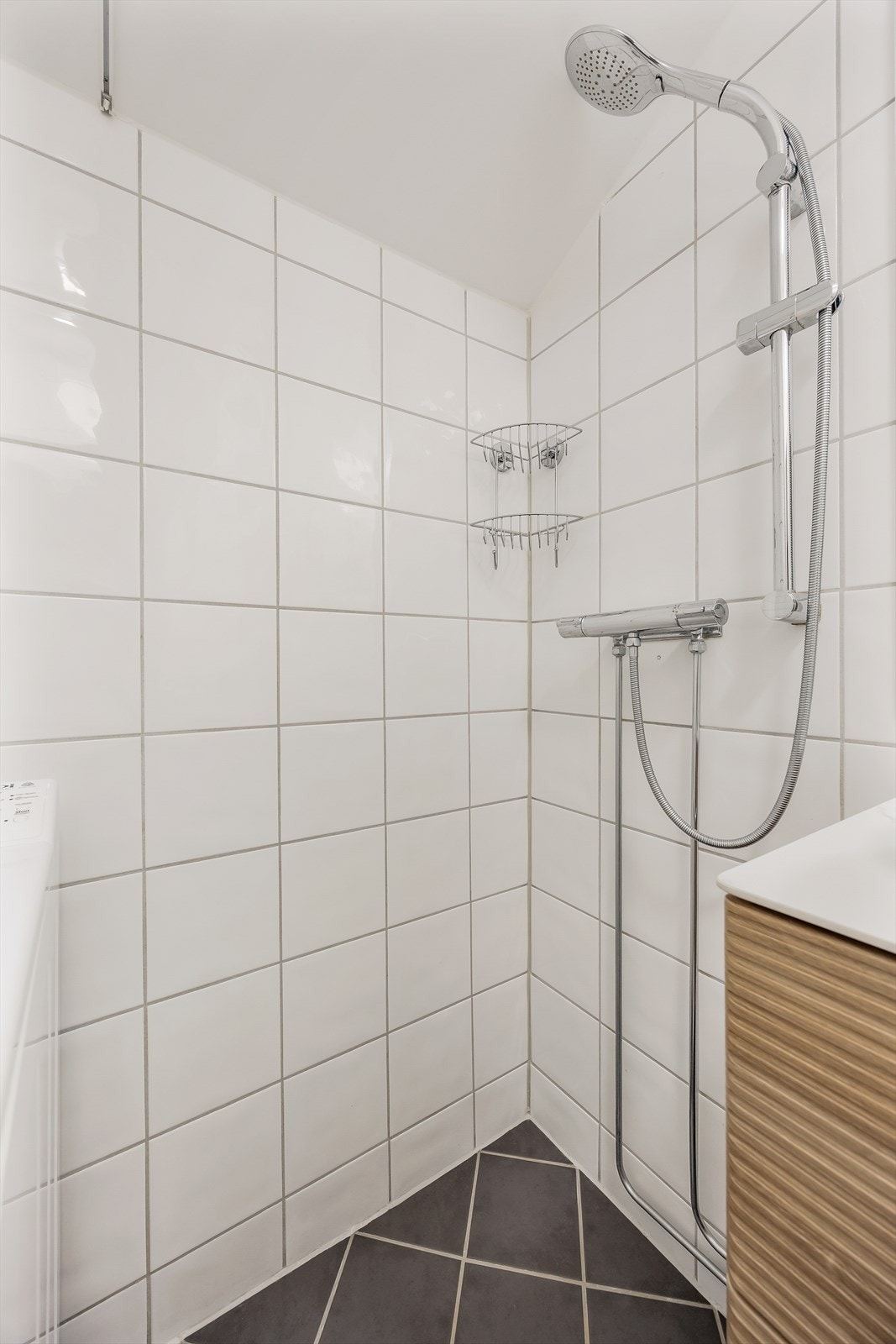 Praktisk dusjhjørne som utnytter plassen godt. Galleribilde