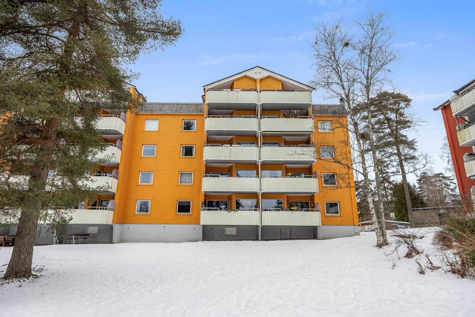 Bygget har en karakteristisk fasade og ligger fint til i terrenget. Galleribilde