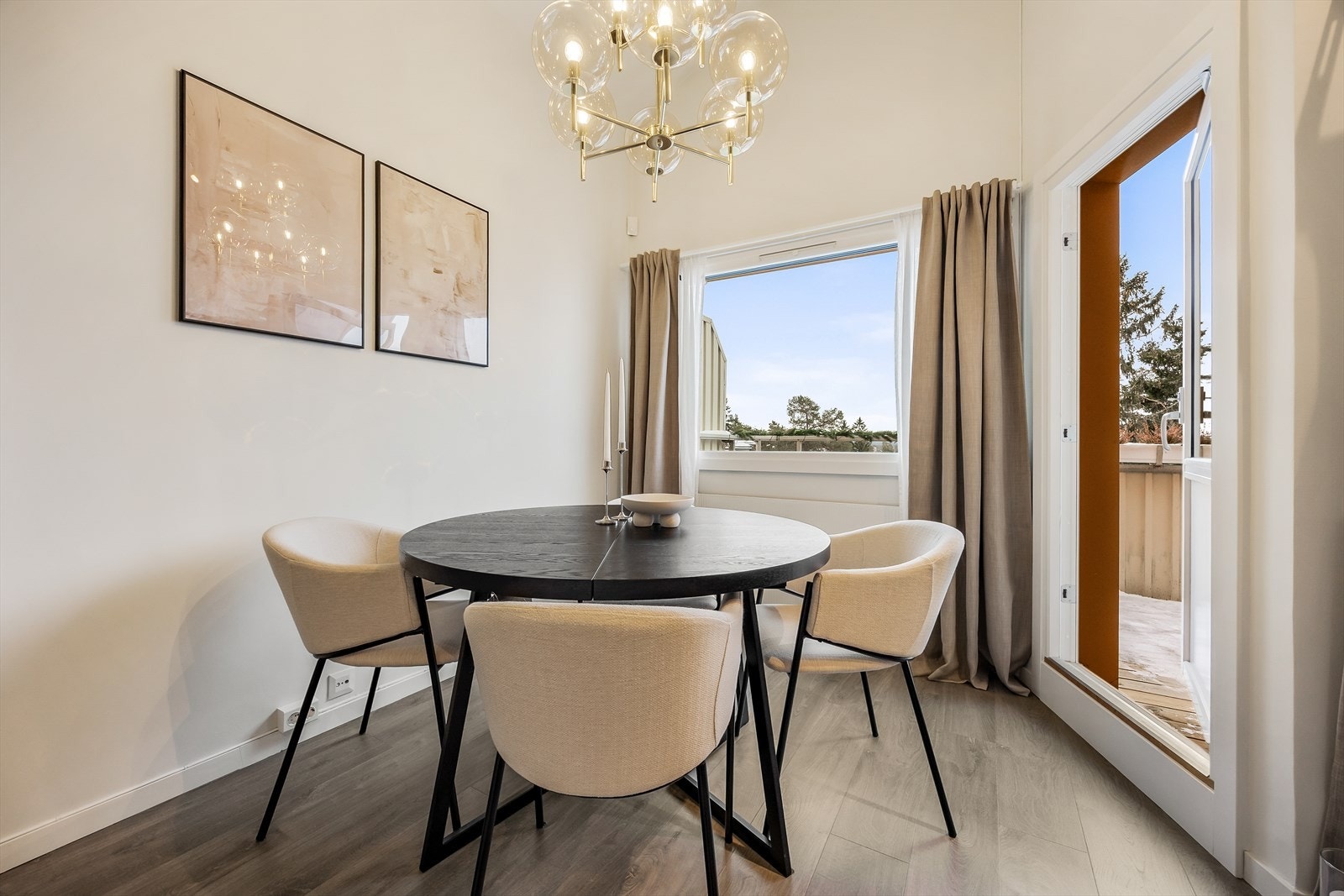 Balkongdøren slipper inn rikelig med lys og gir enkel tilgang til uteplassen. Galleribilde