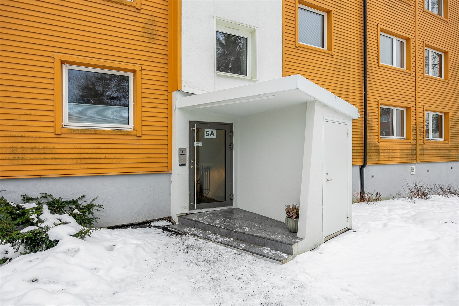 Velholdt og representativt inngangsparti til bygget. Galleribilde