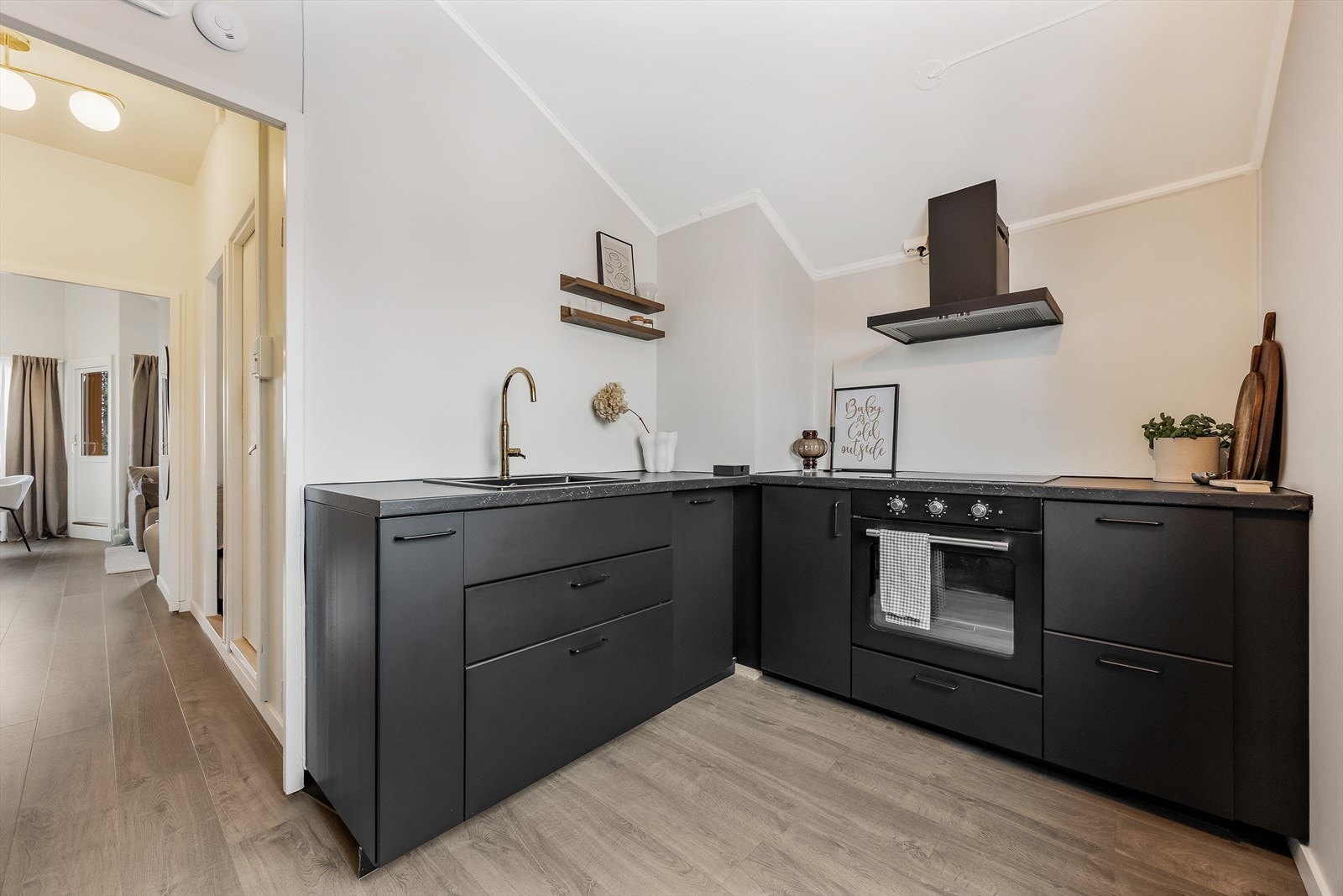 Kjøkkenet er praktisk utformet med integrert stekeovn, platetopp, kjøleskap med fryser og oppvaskmaskin. Galleribilde