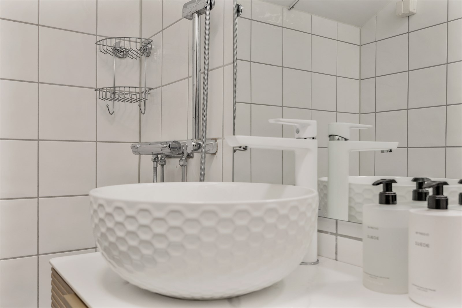 Detaljer som bolleservant og moderne armatur gir badet karakter. Galleribilde