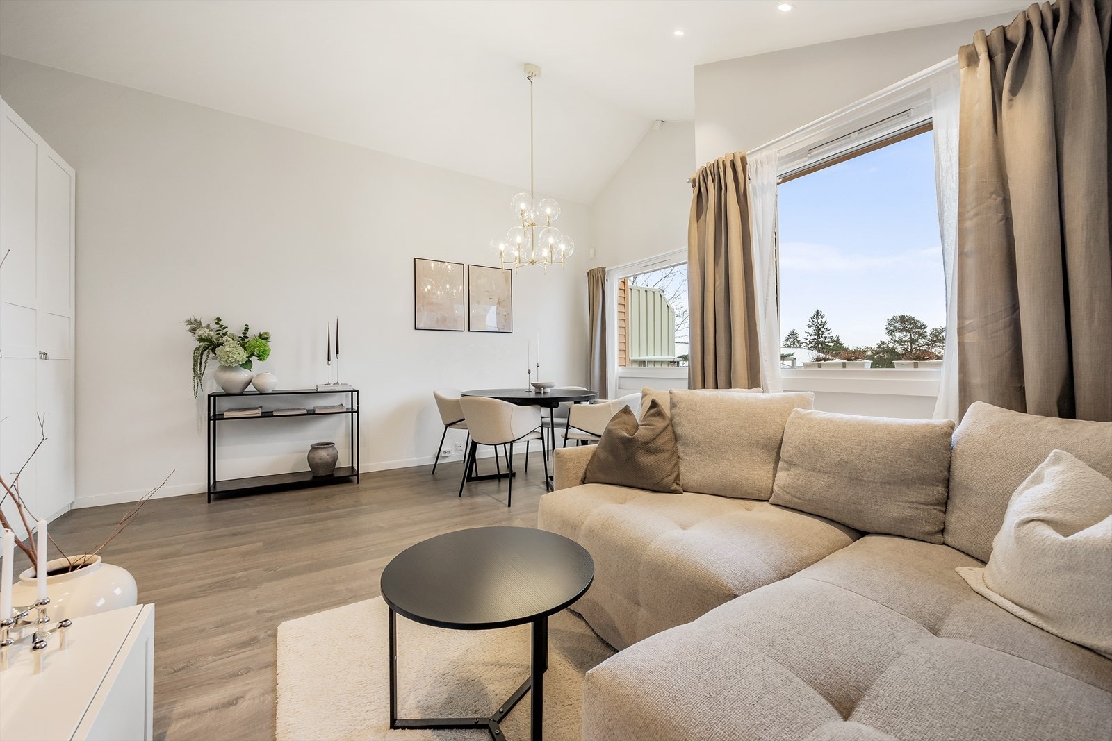 Her er det god plass til både sofagruppe og spisebord. Galleribilde