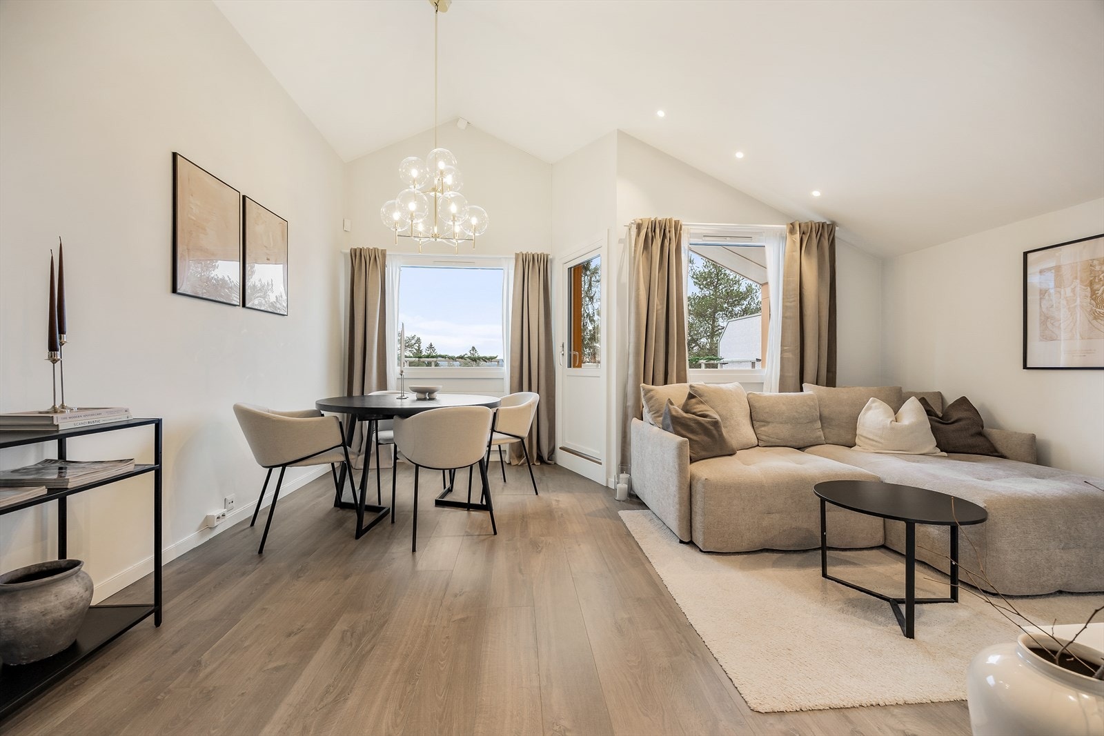 Stuen er leilighetens midtpunkt, med god takhøyde og store vindusflater. Galleribilde