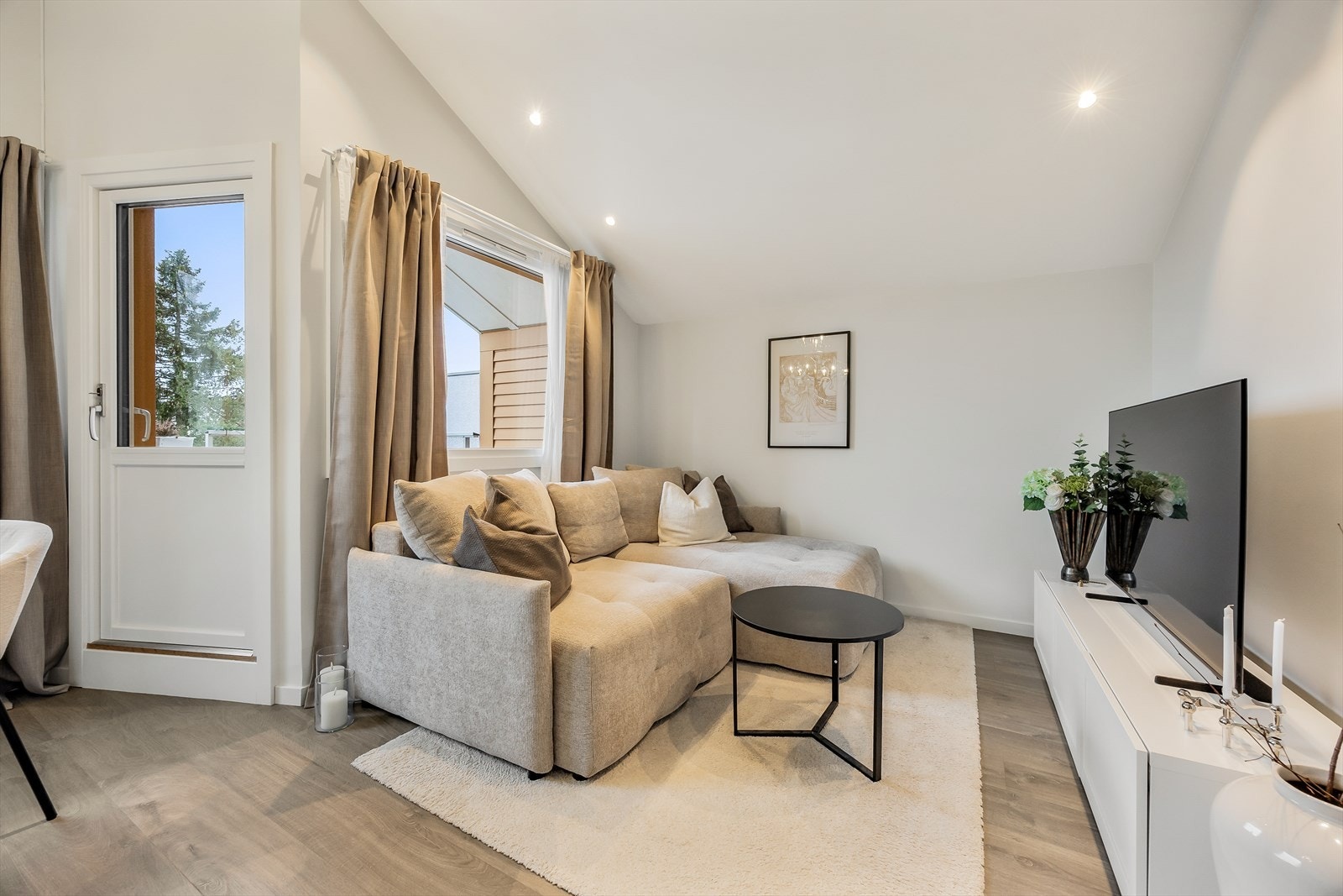 Fra sofakroken er det direkte utgang til balkongen. Galleribilde