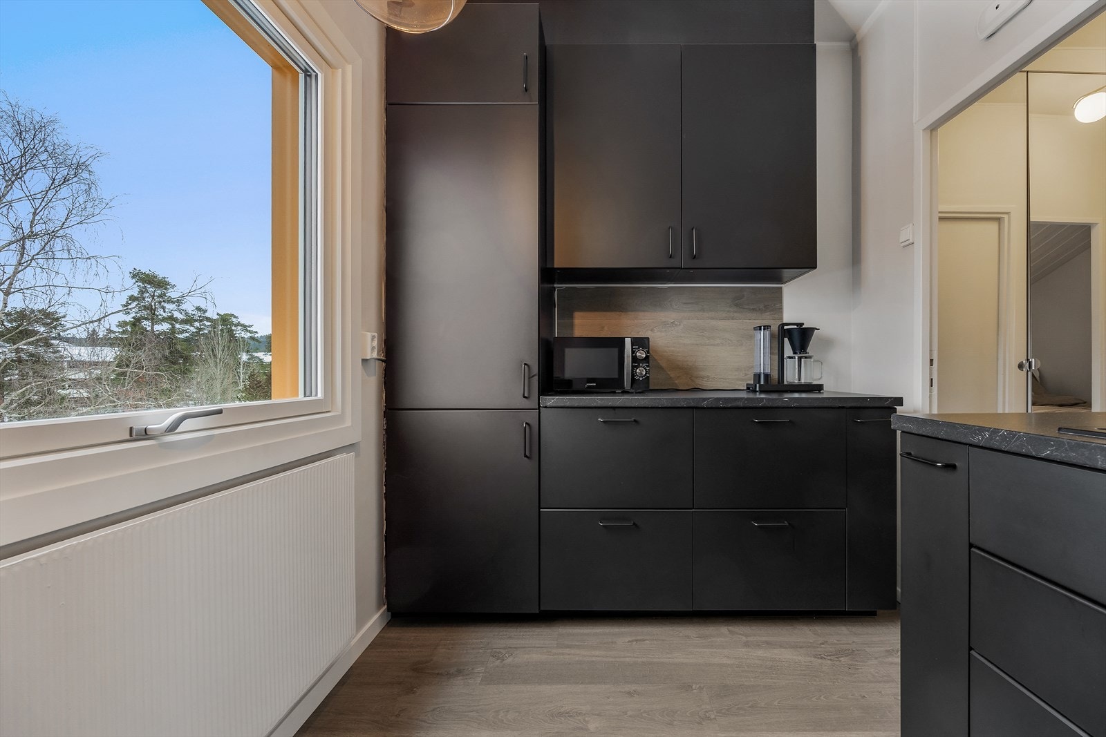 Godt med skapplass i både over- og underskap. Galleribilde